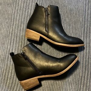 Jeossy Milan : Black Heel Booties - W7